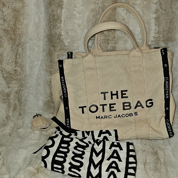 Marc Jacobs Handbags - Marc Jacobs Cream Tote Bag